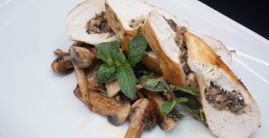 Petto di pollo ripieno ai funghi: una sinfonia di sapori