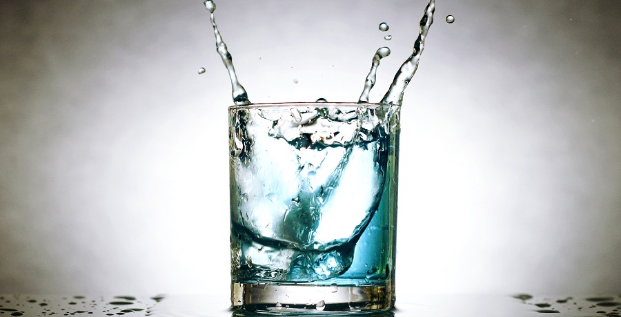 bella-bibita-ghiacciata-attenzione-al-ghiaccio-utilizzato